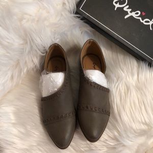 NIB Qupid Tuxedo Size 6. Taupe